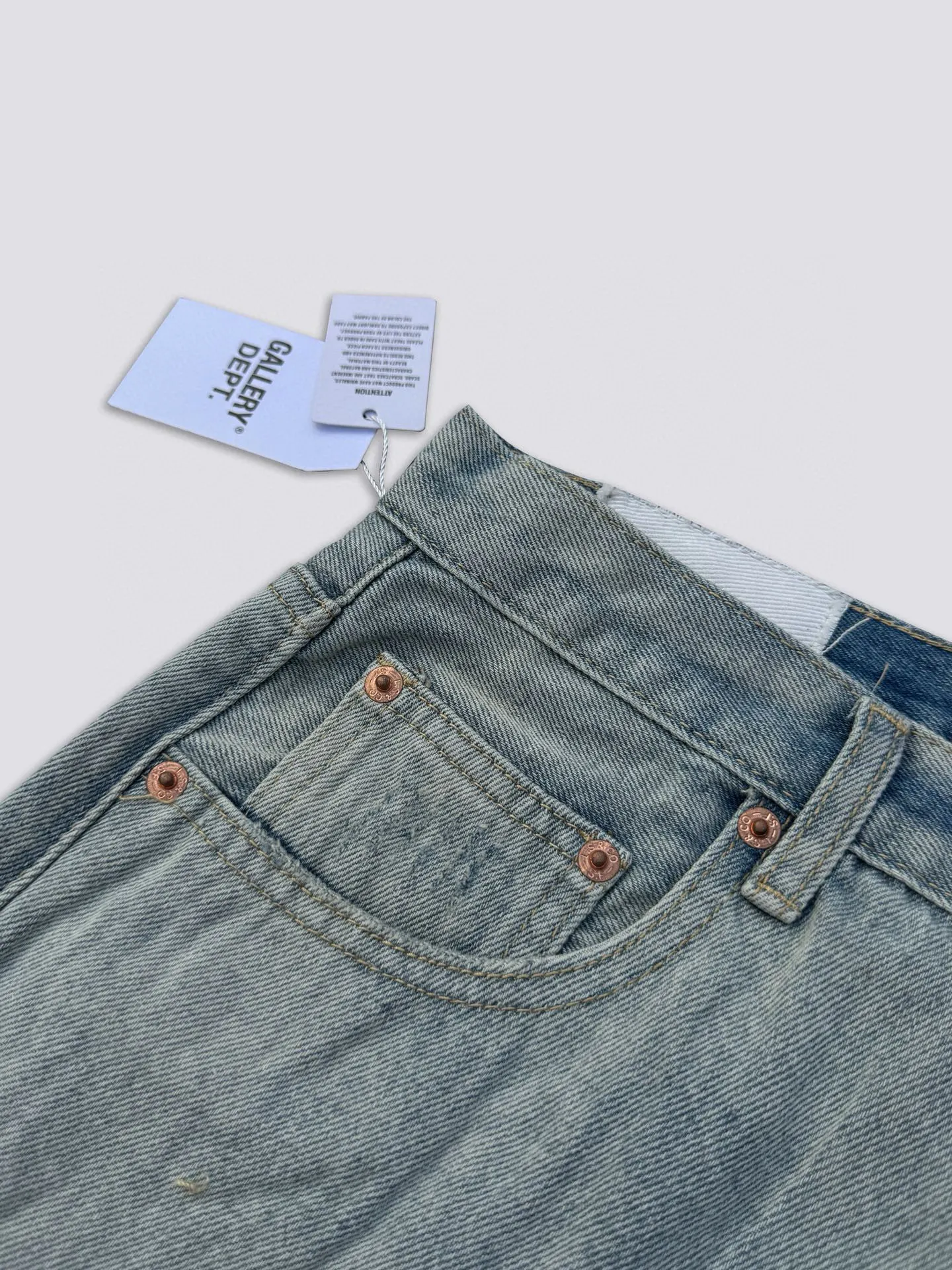 -Size upper body P240#G66 GALLERY DEPT. Denim spliced ​​with all-over printed leather ripped bell-bottoms, washed and distressed jeans. GALLERY is attracted by these bell-bottoms. Whether it is a reset of Carhartt or Levis, they all create a strong brand style. Since these pants are modified from rare vintage, the production capacity is limited. Therefore, after many icons wore them, these pants were once hard to find. Later, perhaps due to the improvement of GD's business in the past two years and the expansion of production lines, the brand itself lowered the price, so I can't wait any longer for these pants this year and will definitely buy them. During the process of the denim washing plant, the owner of the washing plant helped introduce a boss who had worked for Levi's foundry and started his own business. This also paved the way for the following styles. Therefore, Levi's remodeled single product for the base plate is really familiar. Whether it is the fabrics supplied or the lathes used in production, there is nothing to choose from. -Color: blue -Size: S-XXL (corresponding to 28-36)